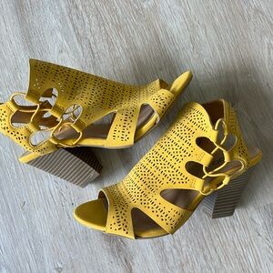 NWOT Yellow heeled sandals